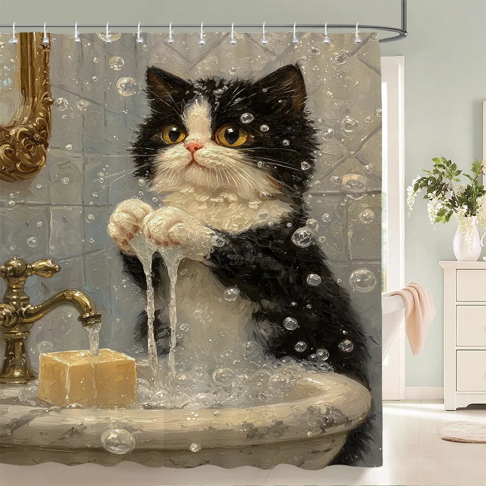 Rideau de douche chat noir dans son bain