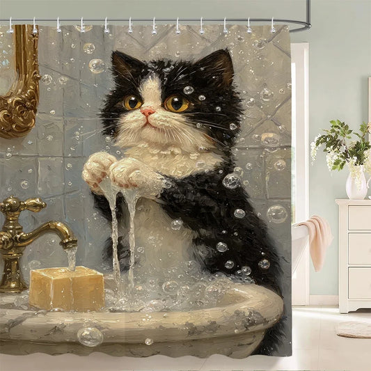 Rideau de douche chat noir dans son bain
